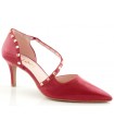 Zapatos de color rojo con tachas