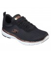 Deportivo de color negro con cordones