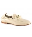 Mocasín con cadena en el empeine en color beige