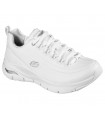 Deportivo de color blanco con cordones