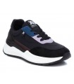 Deportivo de color negro con cordones
