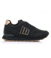 Deportivo de color negro con cordones