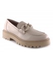 Mocasín con cadena al tono en piel beige 