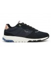 Deportivo de color negro con cordones