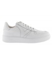 Deportivo blanco con cordones