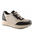 Deportivo de color negro con cordones