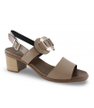 Sandalia becerro camel con adorno metálico PLUMERS.