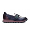 Mocasín con adorno en color metalizado.