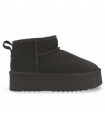Botines de plataforma estilo australiano en negro.