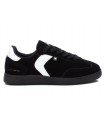 Deportivo negro con cordones.