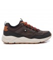 Zapato sport marrón con cordones. Suela beige y caramelo.