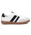 Deportivo blanco con cordones. Suela caramelo.