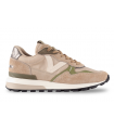 Deportivo beige con cordones.