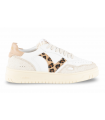 Deportivo blanco con cordones. Logo leopardo.