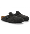 Zuecos grises con hebilla lateral.