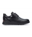 Zapato negro con cordones y pala lisa, confeccionado en piel.