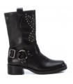 Botas negras motoristas con tachas y estribo.