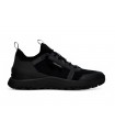 Deportivo negro con cordones. Todoterreno, resistente al agua.