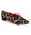 Zapato para mujer con corte estampado de jaguar.