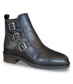 Botines con tres hebillas en color negro.