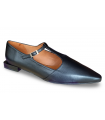 Zapato plano en piel negra con hebilla.