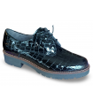 Zapato de cordones negro.
