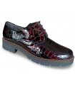 Zapato de cordones burdeos.