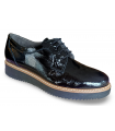 Zapato con cordones en piel.