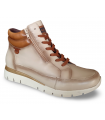 Botines en piel hielo con detalles mostaza y cierre de cordones.