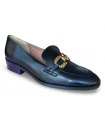 Mocasín con adorno dorado en color negro.