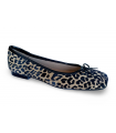 Francesita con lazo y estampado leopardo.