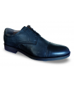Zapato de piel con cordones en color negro.