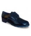 Zapatos con cordones negro.