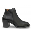Botines clásicos en piel negra con tacón de media altura.