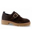 Zapato marrón con hebilla. Piel serraje chocolate, suela caramelo.