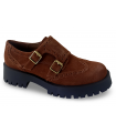 Zapato con dos hebillas en color cuero.
