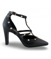 Zapato de vestir en negro con tachas doradas.
