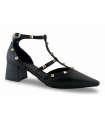 Zapato de vestir en negro con tachas doradas.