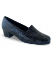 Mocasines en piel charol gris con puntera cuadrada.