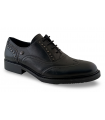 Zapato negro con cordones y tachas. Piel natural.