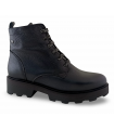 Botines metalizados con cierre de cordones.