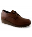 Zapatos con cuña y cierres elásticos en cuero.