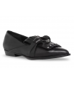 Mocasín con flecos y adorno circular en negro.