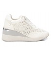 Deportivo blanco con cuña de media altura para señora XTI 143776